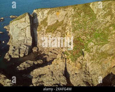 Ein Blick aus der Vogelperspektive auf die zerklüfteten Klippen auf der Südseite von Burgh Island, Bigbury, an der Südküste von Devon, Großbritannien. Stockfoto