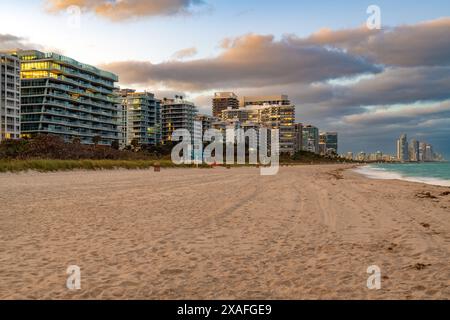 Skyline der Gebäude am Surfside Beach in Miami, USA Stockfoto