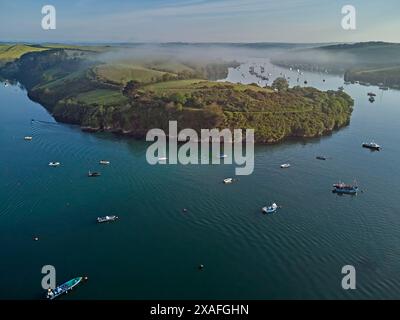 Ein Blick aus der Vogelperspektive auf die Kingsbridge Mündung bei Salcombe am frühen Morgen; Devon, Südwesten Englands, Großbritannien. Stockfoto