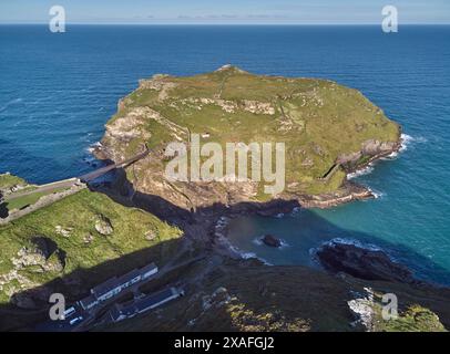 Am frühen Morgen aus der Vogelperspektive auf die dramatische Klippe Tintagel Castle, in der Nähe der Stadt Tintagel, an der Atlantikküste von Cornwall, Großbritannien. Stockfoto