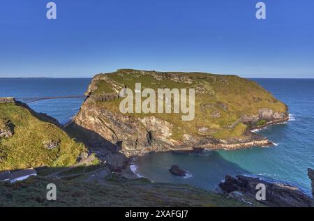 Am frühen Morgen aus der Vogelperspektive auf die dramatische Klippe Tintagel Castle, in der Nähe der Stadt Tintagel, an der Atlantikküste von Cornwall, Großbritannien. Stockfoto