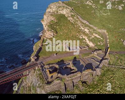 Am frühen Morgen aus der Vogelperspektive auf die dramatische Klippe Tintagel Castle, in der Nähe der Stadt Tintagel, an der Atlantikküste von Cornwall, Großbritannien. Stockfoto