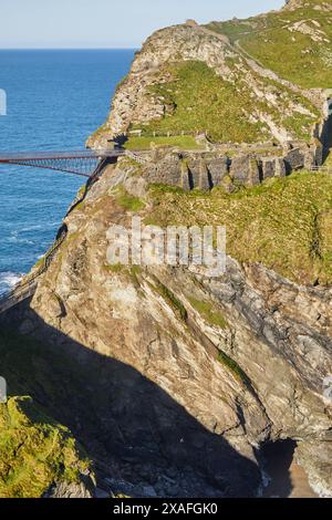 Am frühen Morgen aus der Vogelperspektive auf die dramatische Klippe Tintagel Castle, in der Nähe der Stadt Tintagel, an der Atlantikküste von Cornwall, Großbritannien. Stockfoto