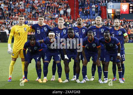 ROTTERDAM - (oberste Reihe l-r) holländischer Torhüter Bart Verbruggen , Micky van de Ven aus Holland, Jerdy Schouten aus Holland, Ryan Gravenberch aus Holland, Matthijs de Ligt aus Holland, Daley Blind aus Holland (unterste Reihe l-r) Jeremie Frimpong aus Holland, Memphis Depay aus Holland, Brian Brobbey aus Holland, Georginio Wijnaldum aus Holland, Lutshare Geertruida aus Holland während des Freundschaftsspiels zwischen den Niederlanden und Kanada im Feyenoord Stadium de Kuip am 6. Juni 2024 in Rotterdam, Niederlande. ANP MAURICE VAN STEEN Stockfoto