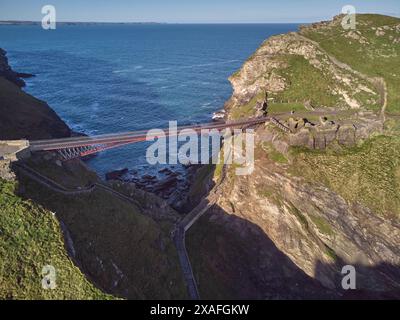 Am frühen Morgen aus der Vogelperspektive auf die dramatische Klippe Tintagel Castle, in der Nähe der Stadt Tintagel, an der Atlantikküste von Cornwall, Großbritannien. Stockfoto