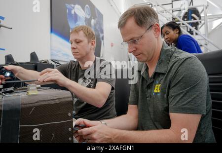 Hawthorne, Kalifornien, USA. März 2024. Die SpaceX Crew-9-Mitglieder der NASA, Missionsspezialist Aleksandr Gorbunov und Pilot Nick Hague, trainieren, wie das Dragon-Raumschiff richtig verpackt werden kann, während Missionsspezialistin Stephanie Wilson im SpaceX-Hauptquartier in Hawthorne, Kalifornien, beobachtet. (Kreditbild: © SpaceX/ZUMA Press Wire) NUR REDAKTIONELLE VERWENDUNG! Nicht für kommerzielle ZWECKE! Stockfoto