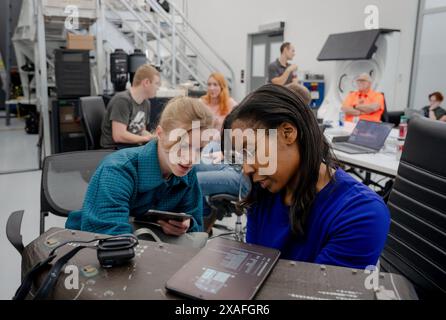 Hawthorne, Kalifornien, USA. März 2024. Commander Zena Cardman und Missionsspezialist Stephanie Wilson konzentrieren sich auf ihr Training, das ihnen zeigt, wie sie vor dem Abflug und dem Eintritt das richtige Gewicht und Gleichgewicht in der Drachenkapsel gewährleisten können. (Kreditbild: © SpaceX/ZUMA Press Wire) NUR REDAKTIONELLE VERWENDUNG! Nicht für kommerzielle ZWECKE! Stockfoto