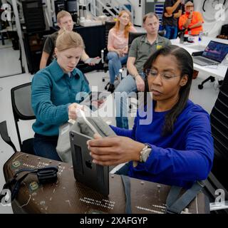 Hawthorne, Kalifornien, USA. März 2024. Commander Zena Cardman und Missionsspezialist Stephanie Wilson der NASA verwenden einen Breakout-Trainer, um besser zu verstehen, wie das Dragon-Raumschiff im SpaceX-Hauptquartier in Hawthorne, Kalifornien, richtig verpackt wird. (Kreditbild: © SpaceX/ZUMA Press Wire) NUR REDAKTIONELLE VERWENDUNG! Nicht für kommerzielle ZWECKE! Stockfoto