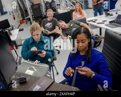 Hawthorne, Kalifornien, USA. März 2024. Commander Zena Cardman und Missionsspezialist Stephanie Wilson der NASA verwenden einen Breakout-Trainer, um besser zu verstehen, wie das Dragon-Raumschiff im SpaceX-Hauptquartier in Hawthorne, Kalifornien, richtig verpackt wird. (Kreditbild: © SpaceX/ZUMA Press Wire) NUR REDAKTIONELLE VERWENDUNG! Nicht für kommerzielle ZWECKE! Stockfoto