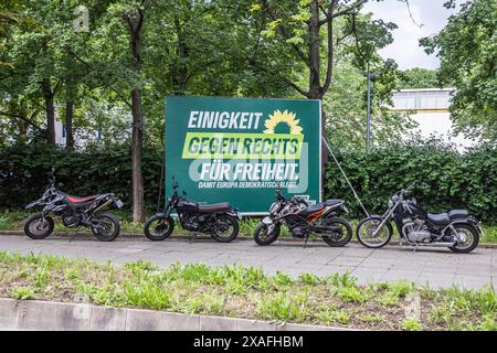 Wahl zum 10. Europäisches Parlament - 9. Juni 2024, Europawahl. Wahlplakat der Partei Grüne. // 06.06.2024: Stuttgart, Baden-Württemberg, Deutschland, Europa *** Wahl zum 10 Europaparlament am 9. Juni 2024, Wahlplakat der Grünen 06 06 2024 Stuttgart, Baden Württemberg, Deutschland, Europa Stockfoto