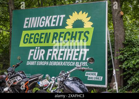 Wahl zum 10. Europäisches Parlament - 9. Juni 2024, Europawahl. Wahlplakat der Partei Grüne. // 06.06.2024: Stuttgart, Baden-Württemberg, Deutschland, Europa *** Wahl zum 10 Europaparlament am 9. Juni 2024, Wahlplakat der Grünen 06 06 2024 Stuttgart, Baden Württemberg, Deutschland, Europa Stockfoto