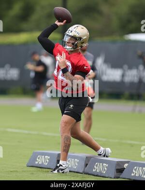 Metairie, Usa. Juni 2024. Der New Orleans Saints Quarterback Spencer Rattler (18) versucht am dritten Tag des Trainings im Ochsner Sports Performance Center in Metairie, Louisiana, am Mittwoch, den 5. Juni 2024, einen Pass zu bekommen. (Foto: Peter G. Forest/SipaUSA) Credit: SIPA USA/Alamy Live News Stockfoto