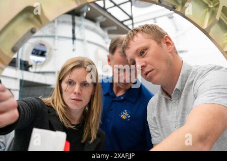 Hawthorne, Kalifornien, USA. November 2023. Die Mitglieder der SpaceX-Crew-9, Commander Zena Cardman und Pilot Nick Hague, beide NASA-Astronauten und Missionsspezialist Aleksandr Gorbunov aus Roscosmos, trainieren gemeinsam für ihre bevorstehende Mission zur Internationalen Raumstation im SpaceX-Hauptquartier in Hawthorne, Kalifornien. (Kreditbild: © SpaceX/ZUMA Press Wire) NUR REDAKTIONELLE VERWENDUNG! Nicht für kommerzielle ZWECKE! Stockfoto