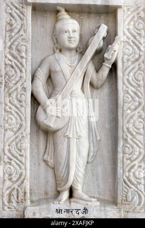 Jaipur, Indien: Hindu-Göttin Saraswati. Göttin des Lernens, der Weisheit und der Musik. Figur im Birla Mandir Tempel in Jaipur. Stockfoto