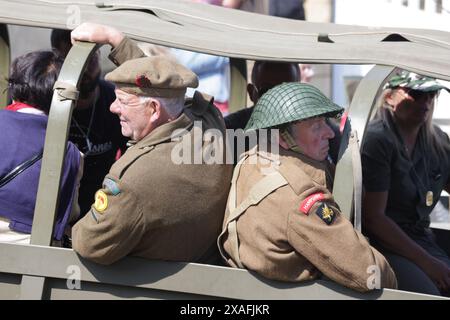 Arromanches, Normandie, Frankreich. Juni 2024. Die Operation Overlord und der 80. Jahrestag der Landung des D-Day werden in der Küstenstadt Arromanches gefeiert und gedenken, einer der ersten Orte, die am 6. Juni 1944 befreit wurden. Besucher strömen zu den Stränden, um alte Fahrzeuge aus der Zeit des 2. Weltkriegs sowie Dienste und moderne militärische Displays internationaler Streitkräfte zu erleben. Quelle: Casper Farrell/Alamy News Stockfoto