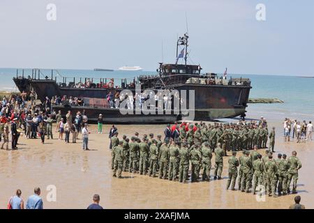 Arromanches, Normandie, Frankreich. Juni 2024. Die Operation Overlord und der 80. Jahrestag der Landung des D-Day werden in der Küstenstadt Arromanches gefeiert und gedenken, einer der ersten Orte, die am 6. Juni 1944 befreit wurden. Besucher strömen zu den Stränden, um alte Fahrzeuge aus der Zeit des 2. Weltkriegs sowie Dienste und moderne militärische Displays internationaler Streitkräfte zu erleben. Quelle: Casper Farrell/Alamy News Stockfoto