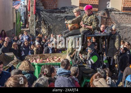 Caceres, Spanien - 20. Januar 2024: Jarramplas Festival of Piornal, Caceres, Spanien. Traditionelles Rübenwurffest Stockfoto