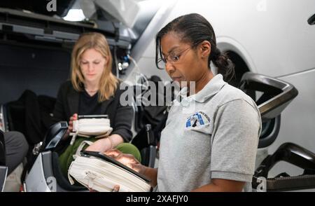 Hawthorne, Kalifornien, USA. November 2023. Commander Zena Cardman und Missionsspezialist Stephanie Wilson, beide NASA-Astronauten, trainieren für ihre bevorstehende Mission zur Internationalen Raumstation im SpaceX-Hauptquartier in Hawthorne, Kalifornien. (Kreditbild: © SpaceX/ZUMA Press Wire) NUR REDAKTIONELLE VERWENDUNG! Nicht für kommerzielle ZWECKE! Stockfoto