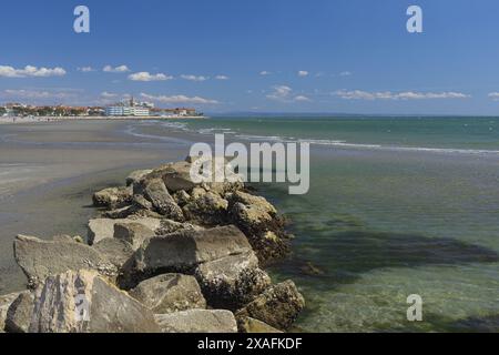 Panoramafoto der Stadt Grado vom Adriatischen Strand mit blauem Himmel über dem sonnigen Tag Stockfoto