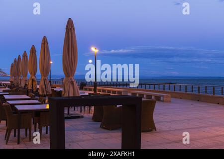 Panoramaaufnahme des Mondaufgangs vom Restaurant an der Küste entlang der Adria in der Stadt Grado, Italien Stockfoto