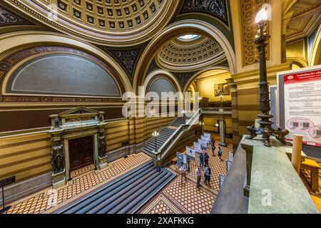 Saal mit Zugang zu den Hörsälen im Hauptgebäude der Universität Uppsala, Uppsala, Schweden Stockfoto