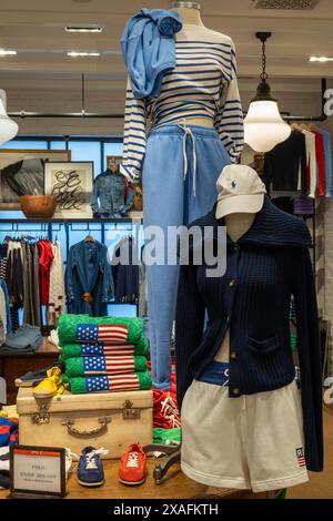 Ausstellung von Damenbekleidung im Macy's Flagship Department Store, Herald Square, New York City, USA 2024 Stockfoto