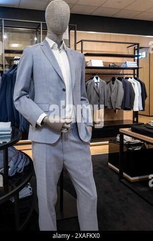 Herrenmode im Macy's Flagship Department Store, Herald Square, New York City, USA 2024 Stockfoto