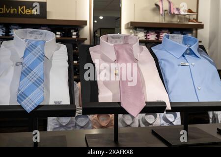 Herrenmode im Macy's Flagship Department Store, Herald Square, New York City, USA 2024 Stockfoto