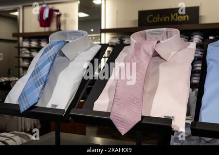 Herrenmode im Macy's Flagship Department Store, Herald Square, New York City, USA 2024 Stockfoto