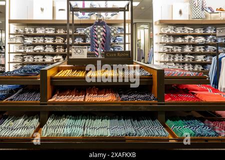 Herrenmode im Macy's Flagship Department Store, Herald Square, New York City, USA 2024 Stockfoto