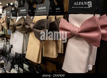 Herrenmode im Macy's Flagship Department Store, Herald Square, New York City, USA 2024 Stockfoto