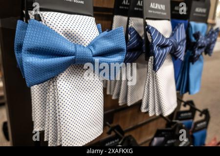 Herrenmode im Macy's Flagship Department Store, Herald Square, New York City, USA 2024 Stockfoto