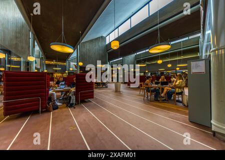 Moderner Anbau mit Besprechungs- und Lernräumen für Studenten. Die Carolina Rediviva ist die älteste und größte Bibliothek Schwedens und die Hauptbibliothek der Uppsala University. Uppsala, Schweden Stockfoto