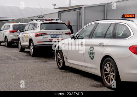 Taxi am Flughafen Vagar auf den Färöern am Donnerstag, 6. Juni 2024. Taxis dürfen zwischen 06-18 Uhr fahren und können auch nachtanken, wo noch etwas übrig ist. Seit dem 14. Mai streiken Lkw-Fahrer, Hafenarbeiter und viele andere auf den Färöern wegen Lohnkonflikten, was bedeutet, dass Benzin knapp geworden ist und viele Regale in den Supermärkten leer sind. Die Parteien auf dem Arbeitsmarkt verhandeln seit dem 4. April ein neues Abkommen, ohne zu einem Ergebnis zu gelangen. Auf den Färöern sind etwa 5000 Arbeiter am Streik beteiligt. Dies entspricht ungefähr Stockfoto