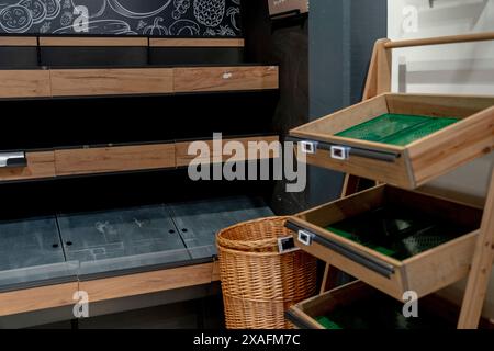 Leere Regale im Supermarkt Miklagardur in Torshavn Donnerstag, 6. Juni 2024. Seit dem 14. Mai streiken Lkw-Fahrer, Hafenarbeiter und viele andere auf den Färöern aufgrund von Lohnkonflikten, was bedeutet, dass Benzin knapp geworden ist und viele Supermarktregale leer sind. Die Parteien auf dem Arbeitsmarkt verhandeln seit dem 4. April ein neues Abkommen, ohne zu einem Ergebnis zu gelangen. Auf den Färöern sind etwa 000 Arbeiter am Streik beteiligt. Dies entspricht etwa zehn Prozent der Gesamtbevölkerung, so Jyllands-Posten. (Foto: Ida Marie Stockfoto