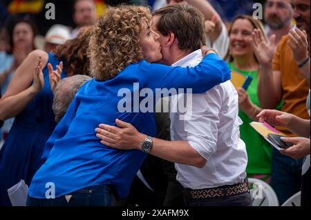 Politik 2024: PP-Abschlusszeremonie des Wahlkampfs für das Europäische Parlament Dolors Montserrat L, PP-Kandidat für die Wahlen zum Europäischen Parlament, beim Küssen von José Luis Martinez Almeida R, Bürgermeister von Madrid, während der Abschlusszeremonie des Wahlkampfes der Volkspartei für die Wahlen zum Europäischen Parlament am 6. Juni 2024 in Madrid, Spanien. Madrid Plaza del Callao Madrid Spanien Copyright: XAlbertoxGardinx AGardin Pol EE PP 116 Stockfoto