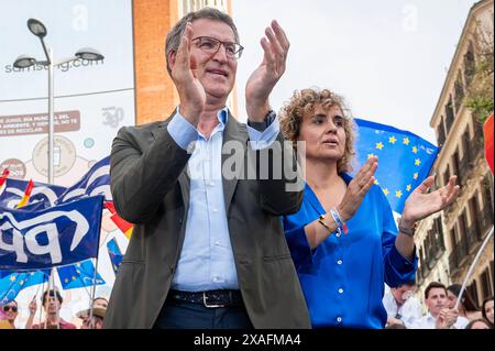 Politik 2024: PP-Abschlussfeier des Wahlkampfs für das Europäische Parlament Alberto Nunez Feijoo L, Präsident der PP, und Dolors Montserrat R, PP-Kandidat für die Wahlen zum Europäischen Parlament, Sie wurde während der Abschlusszeremonie des Wahlkampfes der Volkspartei für die Wahlen zum Europäischen Parlament am 6. Juni 2024 in Madrid, Spanien, gesehen. Madrid Plaza del Callao Madrid Spanien Copyright: XAlbertoxGardinx AGardin Pol EE PP 036 Stockfoto