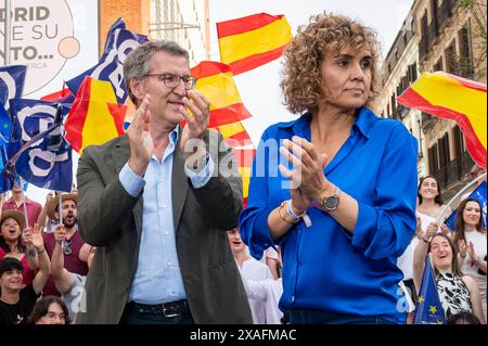 Politik 2024: PP-Abschlussfeier des Wahlkampfs für das Europäische Parlament Alberto Nunez Feijoo L, Präsident der PP, und Dolors Montserrat R, PP-Kandidat für die Wahlen zum Europäischen Parlament, Sie wurde während der Abschlusszeremonie des Wahlkampfes der Volkspartei für die Wahlen zum Europäischen Parlament am 6. Juni 2024 in Madrid, Spanien, gesehen. Madrid Plaza del Callao Madrid Spanien Copyright: XAlbertoxGardinx AGardin Pol EE PP 035 Stockfoto