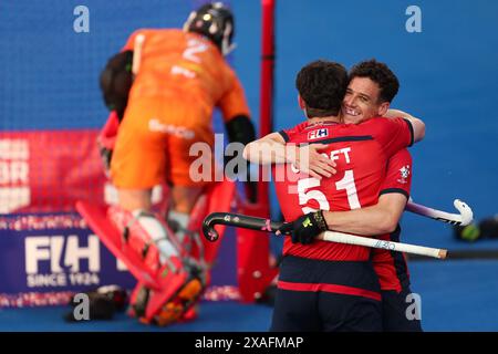 Der britische Phil Roper feiert mit Henry Croft das zweite Tor des Spiels während des Spiels der FIH Hockey Pro League im Lee Valley Hockey and Tennis Centre in London. Bilddatum: Donnerstag, 6. Juni 2024. Stockfoto