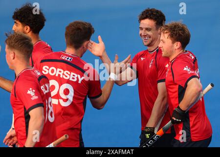 Der britische Phil Roper feiert mit Thomas Sorsby das zweite Tor des Spiels während des Spiels der FIH Hockey Pro League im Lee Valley Hockey and Tennis Centre in London. Bilddatum: Donnerstag, 6. Juni 2024. Stockfoto