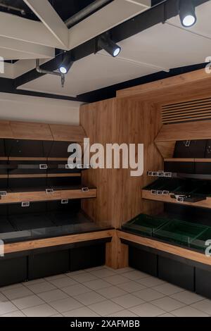 Leere Regale im Supermarkt Miklagardur in Torshavn am Donnerstag, 6. Juni 2024. Seit dem 14. Mai streiken Lkw-Fahrer, Hafenarbeiter und viele andere auf den Färöern aufgrund von Lohnkonflikten, was bedeutet, dass Benzin knapp geworden ist und viele Regale in den Supermärkten leer sind. Die Parteien auf dem Arbeitsmarkt verhandeln seit dem 4. April ein neues Abkommen, ohne zu einem Ergebnis zu gelangen. Auf den Färöern sind etwa 000 Arbeiter am Streik beteiligt. Dies entspricht etwa zehn Prozent der Gesamtbevölkerung, so Jyllands-Posten. (Foto: Ida Mar Stockfoto