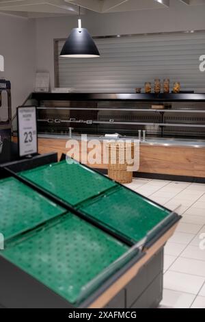 Leere Regale im Supermarkt Miklagardur in Torshavn am Donnerstag, 6. Juni 2024. Seit dem 14. Mai streiken Lkw-Fahrer, Hafenarbeiter und viele andere auf den Färöern wegen Lohnstreitigkeiten, was bedeutet, dass Benzin knapp geworden ist und viele Supermarktregale leer sind. Die Parteien auf dem Arbeitsmarkt verhandeln seit dem 4. April ein neues Abkommen, ohne zu einem Ergebnis zu gelangen. Auf den Färöern sind etwa 000 Arbeiter am Streik beteiligt. Dies entspricht etwa zehn Prozent der Gesamtbevölkerung, so Jyllands-Posten. (Foto: Ida Mari Stockfoto