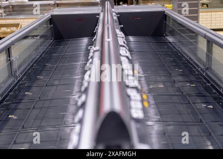 Leere Regale im Supermarkt Miklagardur in Torshavn Donnerstag, 6. Juni 2024. Seit dem 14. Mai streiken Lkw-Fahrer, Hafenarbeiter und viele andere in einem Lohnstreit auf den Färöern, was bedeutet, dass Benzin zu einer knappen Ware geworden ist und viele Regale in den Supermärkten leer sind. Die Parteien auf dem Arbeitsmarkt verhandeln seit dem 4. April ein neues Abkommen, ohne zu einem Ergebnis zu gelangen. Auf den Färöern sind etwa 5000 Arbeiter am Streik beteiligt. Dies entspricht etwa zehn Prozent der Gesamtbevölkerung, so Jyllands-Posten. (Foto: Id Stockfoto