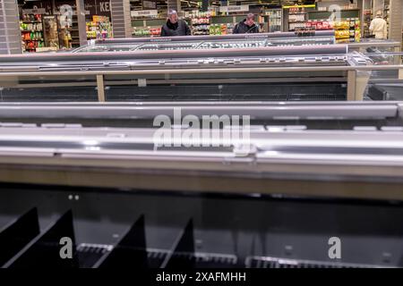 Leere Regale im Supermarkt Miklagardur in Torshavn Donnerstag, 6. Juni 2024. Seit dem 14. Mai streiken Lkw-Fahrer, Hafenarbeiter und viele andere auf den Färöern aufgrund von Lohnkonflikten, was bedeutet, dass Benzin knapp geworden ist und viele Regale in Supermärkten leer sind. Die Parteien auf dem Arbeitsmarkt verhandeln seit dem 4. April ein neues Abkommen, ohne zu einem Ergebnis zu gelangen. Auf den Färöern sind etwa 000 Arbeiter am Streik beteiligt. Dies entspricht laut Jyllands-Posten etwa zehn Prozent der Gesamtbevölkerung. (Foto: IDA M Stockfoto