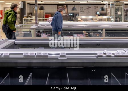 Leere Regale im Supermarkt Miklagardur in Torshavn am Donnerstag, 6. Juni 2024. Seit dem 14. Mai streiken Lkw-Fahrer, Hafenarbeiter und viele andere auf den Färöern aufgrund von Lohnkonflikten, was bedeutet, dass Benzin knapp geworden ist und viele Regale in den Supermärkten leer sind. Die Parteien auf dem Arbeitsmarkt verhandeln seit dem 4. April ein neues Abkommen, ohne zu einem Ergebnis zu gelangen. Auf den Färöern sind etwa 000 Arbeiter am Streik beteiligt. Dies entspricht etwa zehn Prozent der Gesamtbevölkerung, so Jyllands-Posten. (Foto: Ida Mar Stockfoto