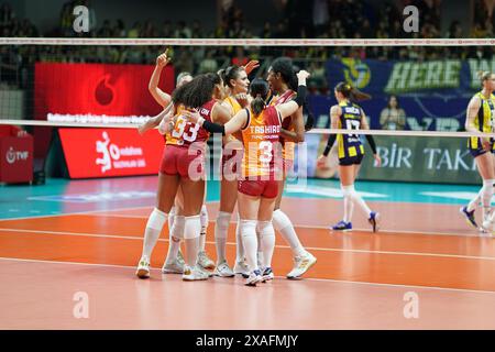 ISTANBUL, TURKIYE - 4. FEBRUAR 2024: Galatasaray Daikin-Spieler feiern beim Spiel der Fenerbahce Opet Turkish Sultans League in Burha den Punktestand Stockfoto