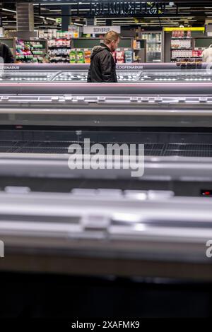 Leere Regale im Supermarkt Miklagardur in Torshavn am Donnerstag, 6. Juni 2024. Seit dem 14. Mai streiken Lkw-Fahrer, Hafenarbeiter und viele andere auf den Färöern aufgrund von Lohnkonflikten, was bedeutet, dass Benzin knapp geworden ist und viele Regale in den Supermärkten leer sind. Die Parteien auf dem Arbeitsmarkt verhandeln seit dem 4. April ein neues Abkommen, ohne zu einem Ergebnis zu gelangen. Auf den Färöern sind etwa 000 Arbeiter am Streik beteiligt. Dies entspricht etwa zehn Prozent der Gesamtbevölkerung, so Jyllands-Posten. (Foto: Ida Ma Stockfoto