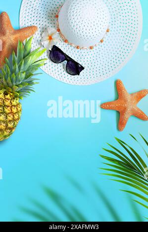 Design-Konzept im Hintergrund für den Sommer. Blick von oben mit Seesternen, Ananas, Hut, Sonnenbrille und Palmblättern auf blauem Hintergrund. Stockfoto