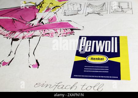 Viersen, Deutschland - 9. Mai. 2024: Alte deutsche Retro-Zeitschrift Perwoll Waschmittelwerbung von 1957 Stockfoto