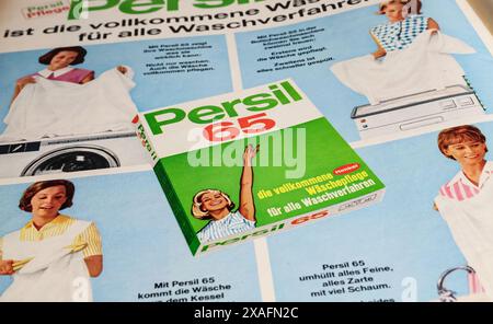 Viersen, Deutschland - 9. Mai. 2024: Alte deutsche Retro-Zeitschrift Persil 65 wäscht abschreckende Werbung von 1965 ab Stockfoto